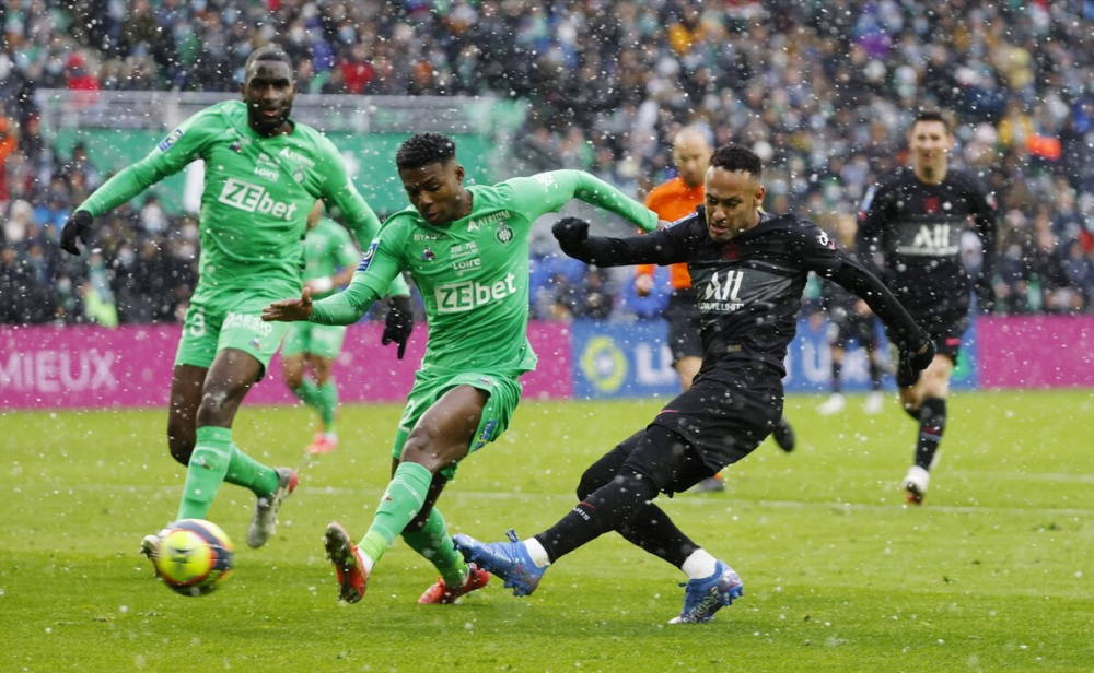  巴黎圣日耳曼客场逆转击败里昂，积分榜领跑优势扩大  